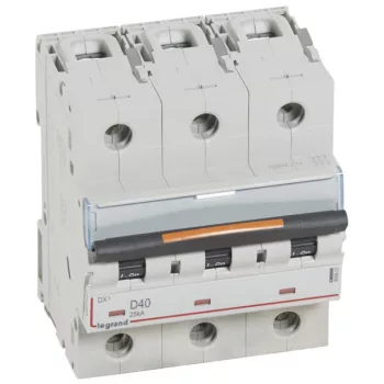   Legrand 409837 DX3 Kismegszakító. 3P, 40A, D karakterisztika, 25kA