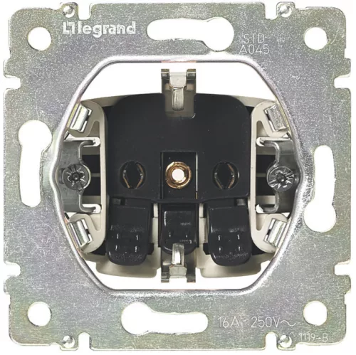 Legrand Valena 774222 földelt dugalj 2P+F, 16 A, IP21, fehér, süllyesztett