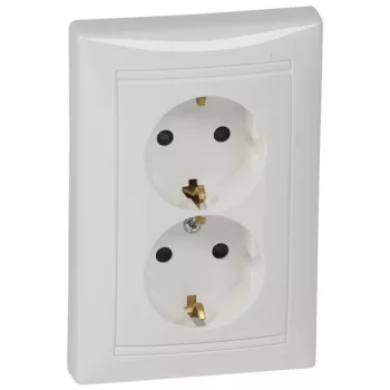   Legrand Valena 774427 földelt csatlakozóaljzat (dugalj) gyermekvédelemmel 2x2P+F fehér burkolattal kerettel, süllyesztett, 16A 250V (Legrand 774427)
