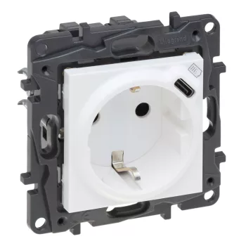   Legrand Niloé Step 2P+F kombinált csatlakozóaljzat + USB-C, (rugós), biztonsági zsaluval, fehér (Legrand 863126)