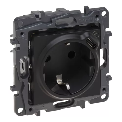 Legrand Niloé Step 863526 dugalj 2P+F + USB-C, 16 A, IP40, fekete, süllyesztett