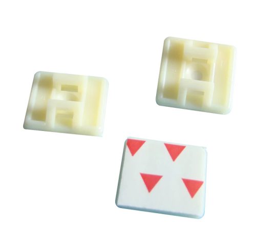 Tracon TALP270-2 Öntapadós/csavarozható, 2oldalt fűzhető kötegelő talp, natúr 26,5×26,5mm, d=4,3mm, PA6.6