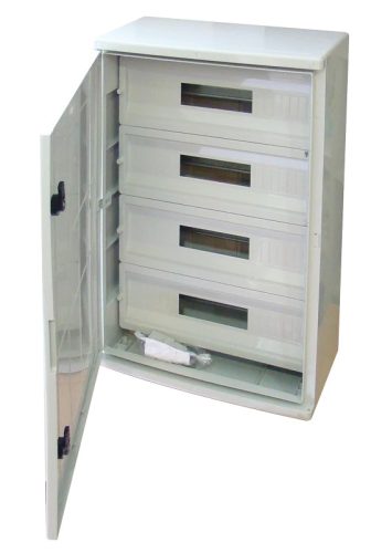 Tracon TME705025M Falra szerelhető maszkolt műanyag szekrény, 88 modul, 4 sor, teli ajtóval, 700x500x245, IP65, 1000V AC/DC