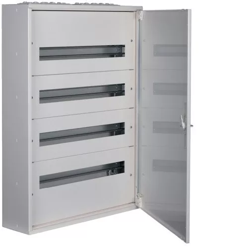 SZÉPSÉGHIBÁS Hager Univers FW424WT Fém mezős elosztó, 96 modul, 4 sor, 791x571x150mm, teli ajtóval, IP30, falon kívüli, Univers (Hager FW424WT)