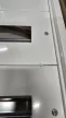 SZÉPSÉGHIBÁS Hager Univers FW424WT Fém mezős elosztó, 96 modul, 4 sor, 791x571x150mm, teli ajtóval, IP30, falon kívüli, Univers (Hager FW424WT)